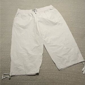 Danskin Womens Athletic Gray Capri length pants. Size XL (16-18)